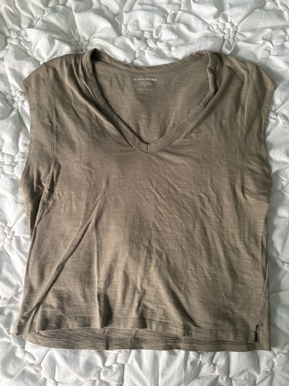 Banana Republic V-Neck Tee in Olive